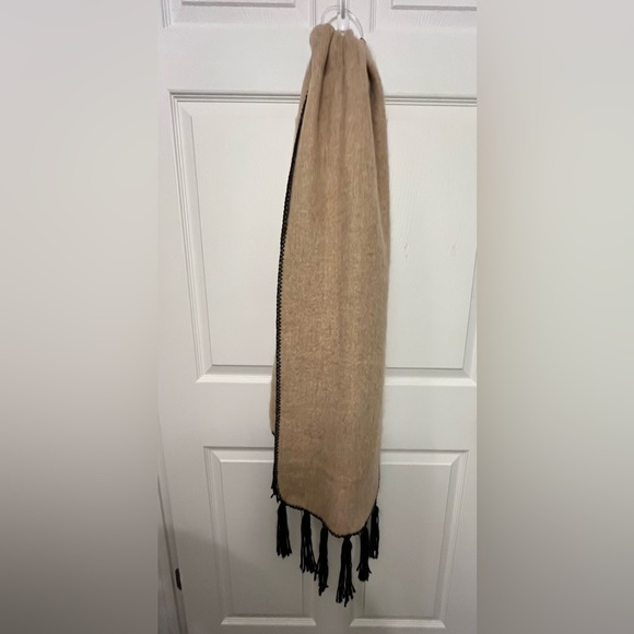 Vince Camuto scarf - Picture 1 of 4